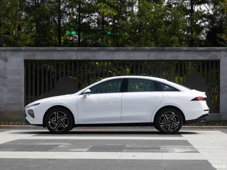 上汽集团 荣威D7 2023款 EV 610km 后驱旗舰版